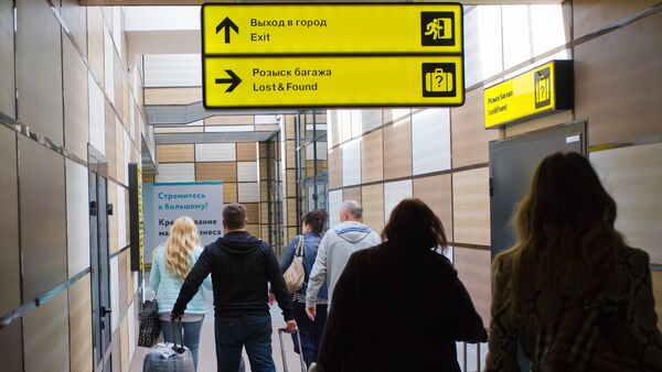 Архивное фото пассажиров в зале прилета международного аэропорта - Sputnik Казахстан