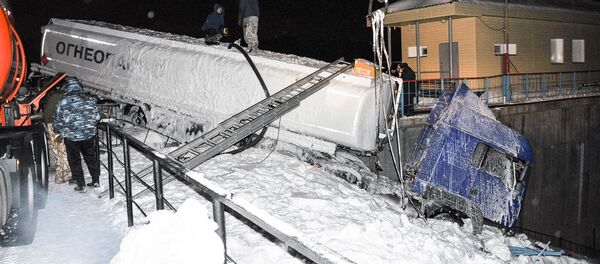 Бензовоз повис над водохранилищем в Петропавловске - Sputnik Казахстан