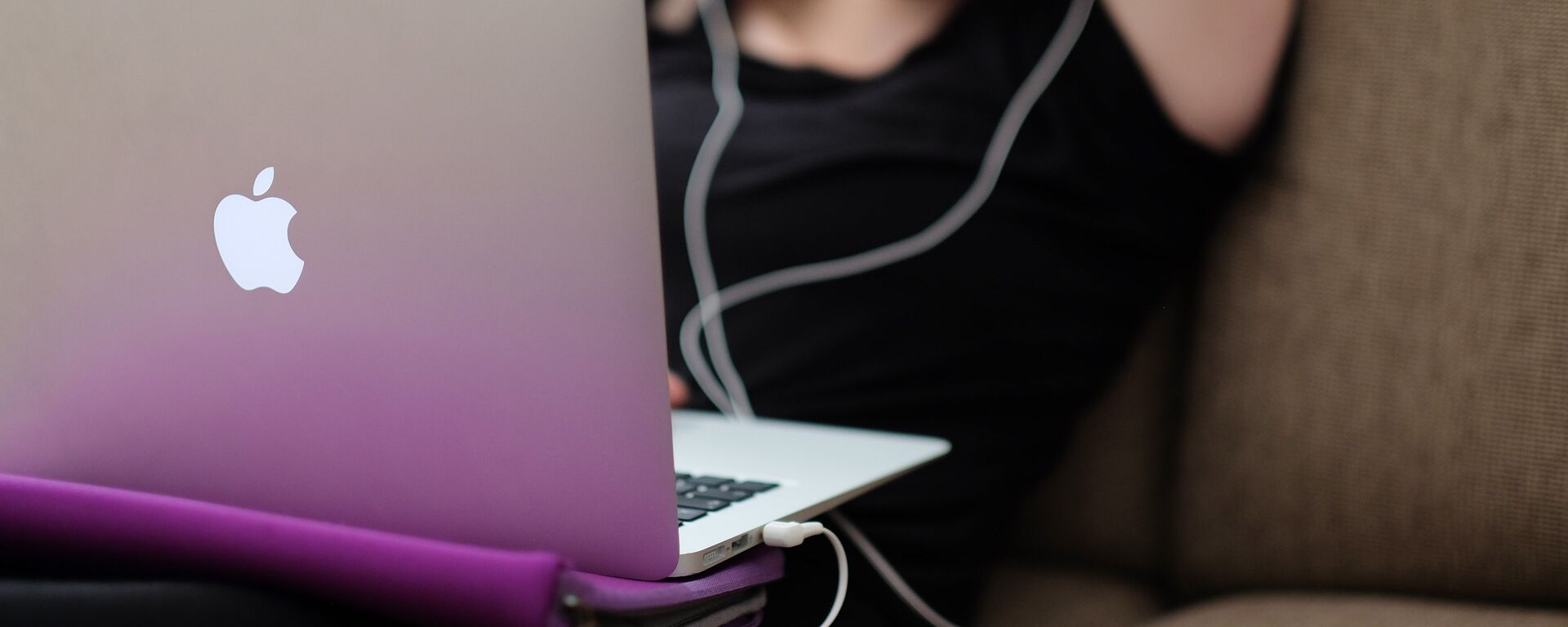 Подросток перед компьютером - Sputnik Қазақстан, 1920, 24.11.2025