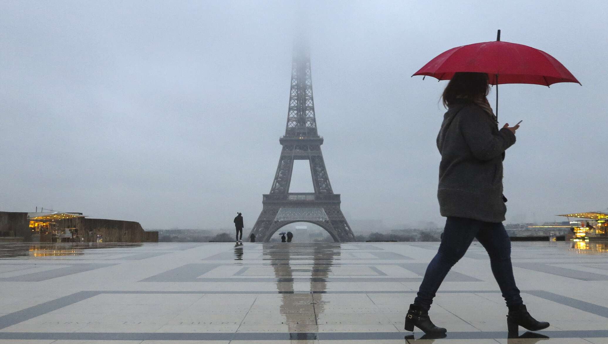 Погода в париже на 14 дней. Дождь в Париже (). Пасмурный Париж. Ливень в Париже. Дождливое утро Парижа.