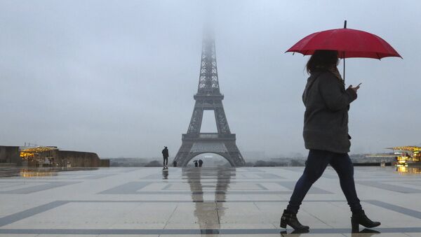 Эйфелева башня во время дождливого утра в Париже - Sputnik Казахстан