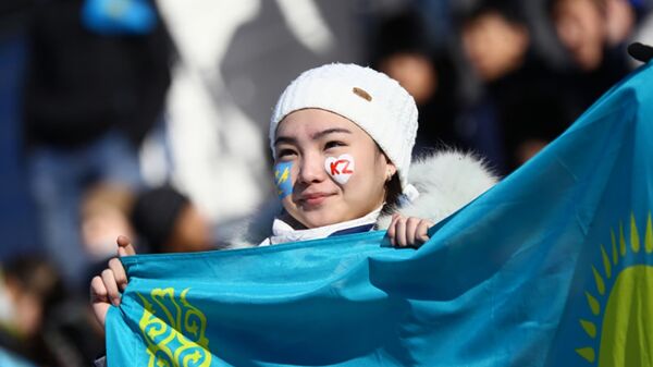 Девушка держит флаг Казахстана - Sputnik Қазақстан