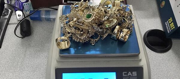 Найденные в нижнем белье у гражданки Казахстана золотые украшения Найденные в нижнем белье у гражданки Казахстана золотые украшения - Sputnik Казахстан