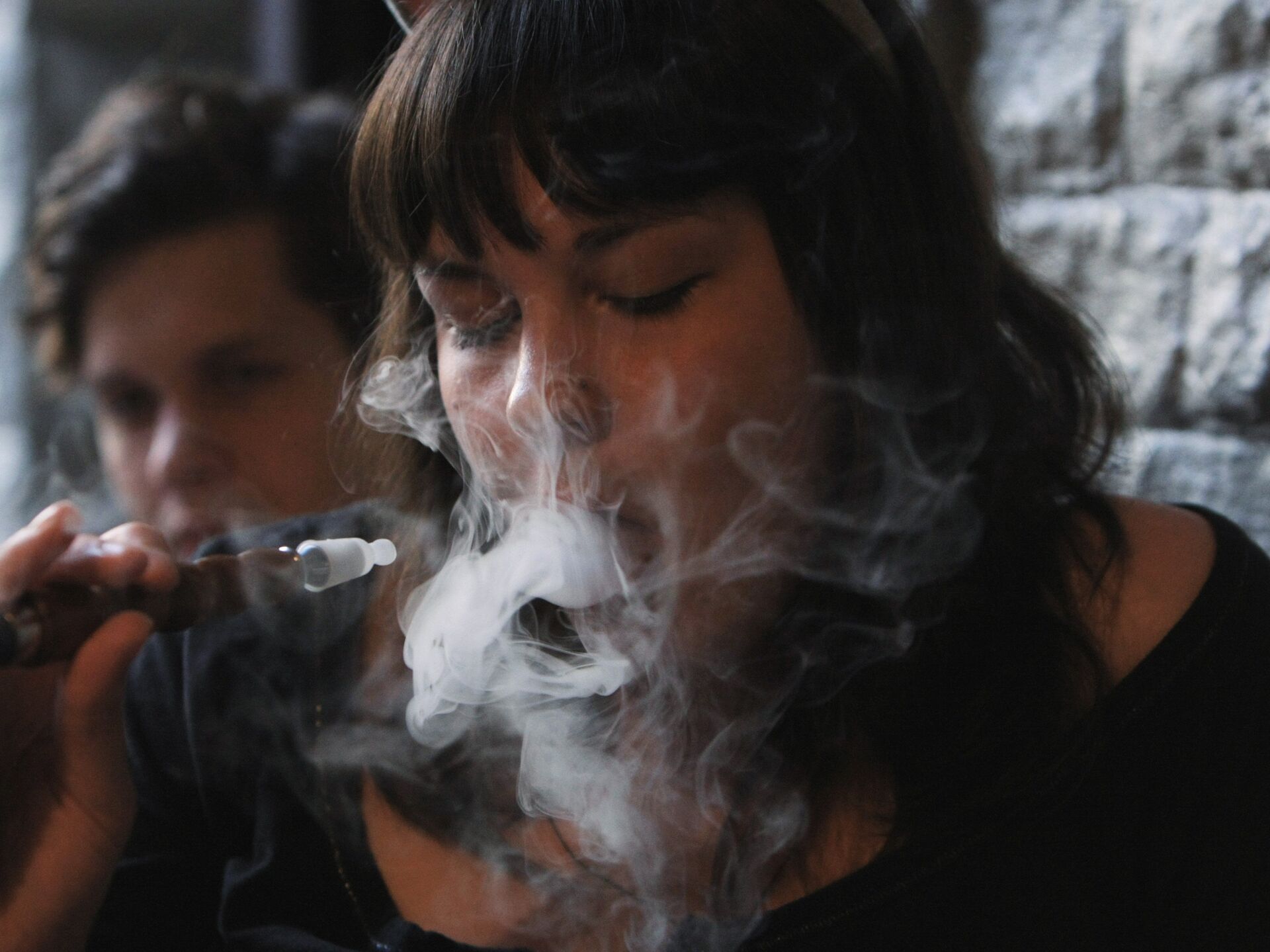 Подростки пьют курят. Кальян и подростки. Курящий подросток. Кальян для сигарет. Курение кальяна.