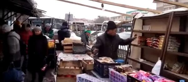 Шымкентте заңсыз базарды бұзып жатыр - Sputnik Қазақстан