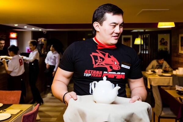 Глава Федерации MMA Казахстана Анатолий Ким в роли официанта - Sputnik Казахстан