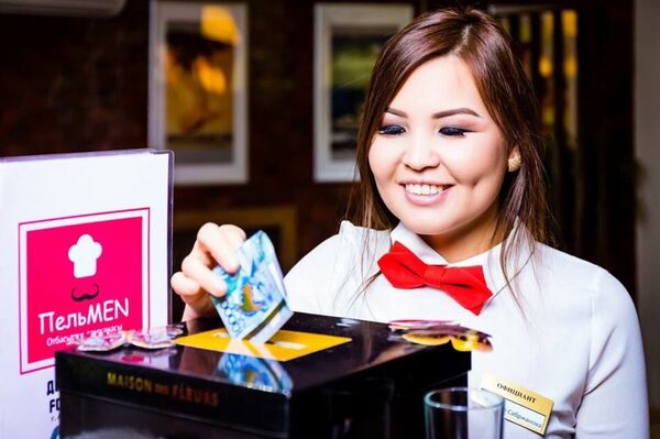 Известные в соцсетях казахстанцы стали официантами в столичном ресторане - Sputnik Казахстан