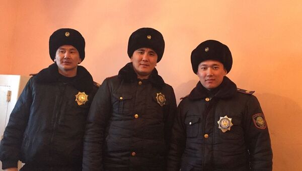 Спасшие из горящей квартиры мужчину полицейские Дуйсеков, Нурлан и Толеу - Sputnik Казахстан