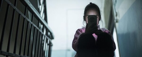 Ұялы телефон ұстаған қыз баспалдақта отыр - Sputnik Қазақстан