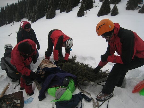 Турист қызды қауіпсіз жерге көшіру  - Sputnik Қазақстан