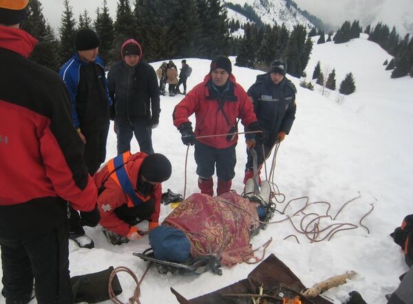 Турист қызды қауіпсіз жерге көшіру  - Sputnik Қазақстан