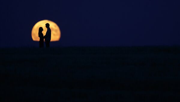 Влюбленная пара под луной - Sputnik Казахстан