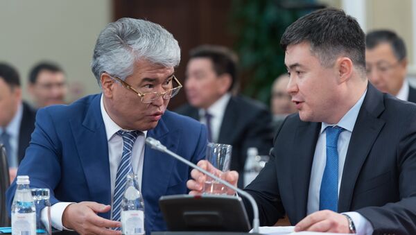 Арыстанбек Мухамедиулы (слева) - Sputnik Казахстан