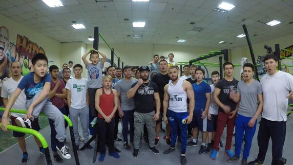 Спортсмены по Street workout желают участникам Ты супер! верить в себя - Sputnik Казахстан