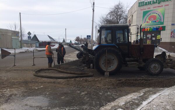 Ремонтная бригада устраняет порыв водопровода в Павлодаре - Sputnik Казахстан
