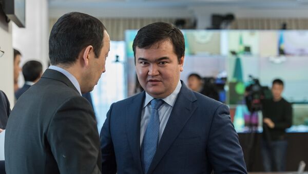 Министр по инвестициям и развитию РК Женис Касымбек (справа) - Sputnik Казахстан