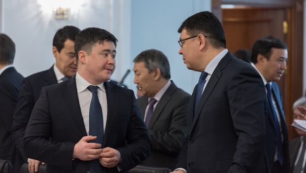 Министр национальной экономики РК Тимур Сулейменов (слева) и министр энергетики РК Канат Бозумбаев (справа) - Sputnik Казахстан