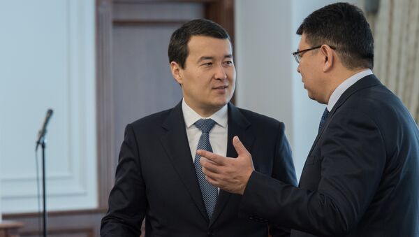 Помощник Президента РК Алихан Смаилов (слева)  - Sputnik Казахстан