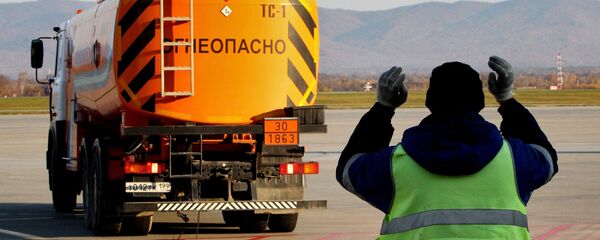 Архивное фото заправщика бензовоза Архивное фото заправщика бензовоза - Sputnik Казахстан