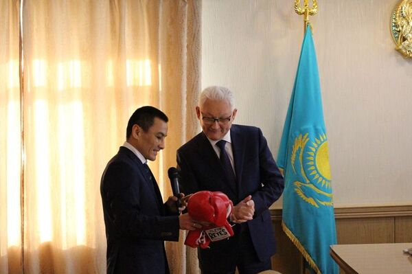 Спортсмен подарил акиму СКО свои боксерские перчатки - Sputnik Казахстан