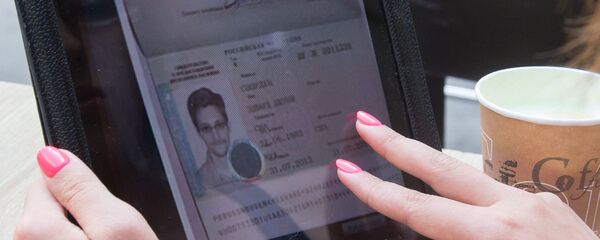 Журналист работает над подготовкой материала об экс-сотруднике ЦРУ Эдварде Сноудене. Архивное фото Журналист работает над подготовкой материала об экс-сотруднике ЦРУ Эдварде Сноудене. Архивное фото - Sputnik Казахстан