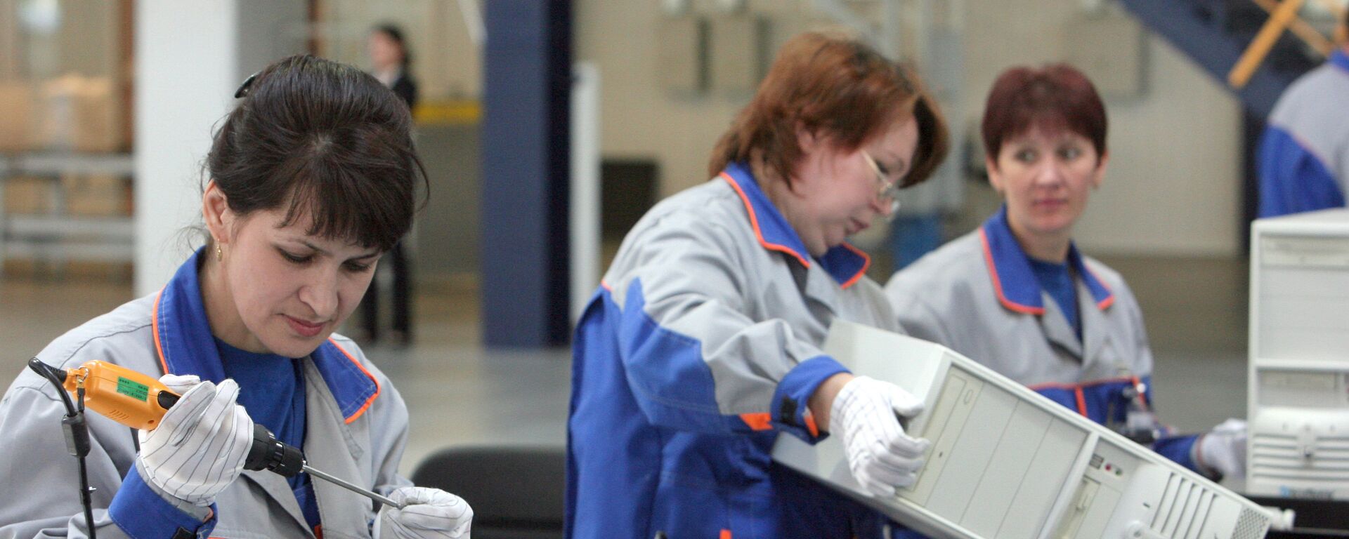 Женщины на производстве, архивное фото - Sputnik Казахстан, 1920, 19.09.2025