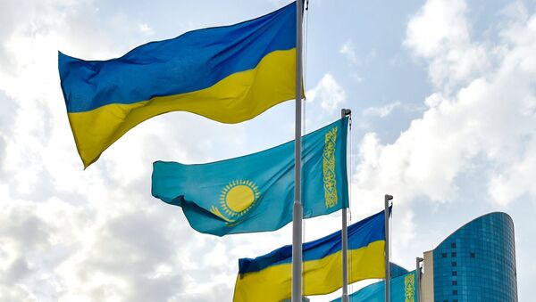 Флаги Казахстана и Украины. Архивное фото - Sputnik Казахстан