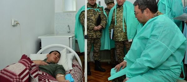 Министр обороны РК Сакен Жасузаков навестил пострадавших при сходе лавины - Sputnik Казахстан