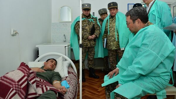 Министр обороны РК Сакен Жасузаков навестил пострадавших при сходе лавины - Sputnik Казахстан