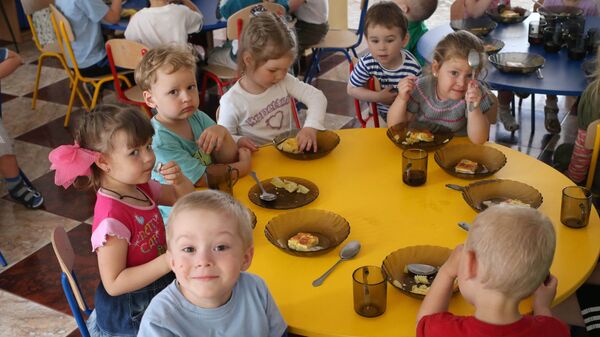 Архивное фото детей в детском саду - Sputnik Казахстан