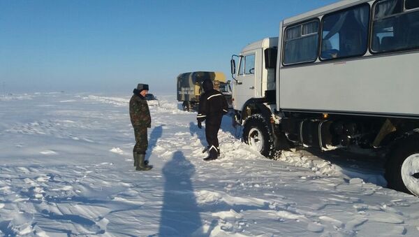 Эвакуация из снежных заносов на трассах Казахстана - Sputnik Казахстан