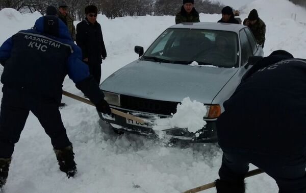 Эвакуация из снежных заносов на трассах Казахстана - Sputnik Казахстан