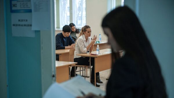 Архивное фото учащихся во время экзамена в школе - Sputnik Казахстан
