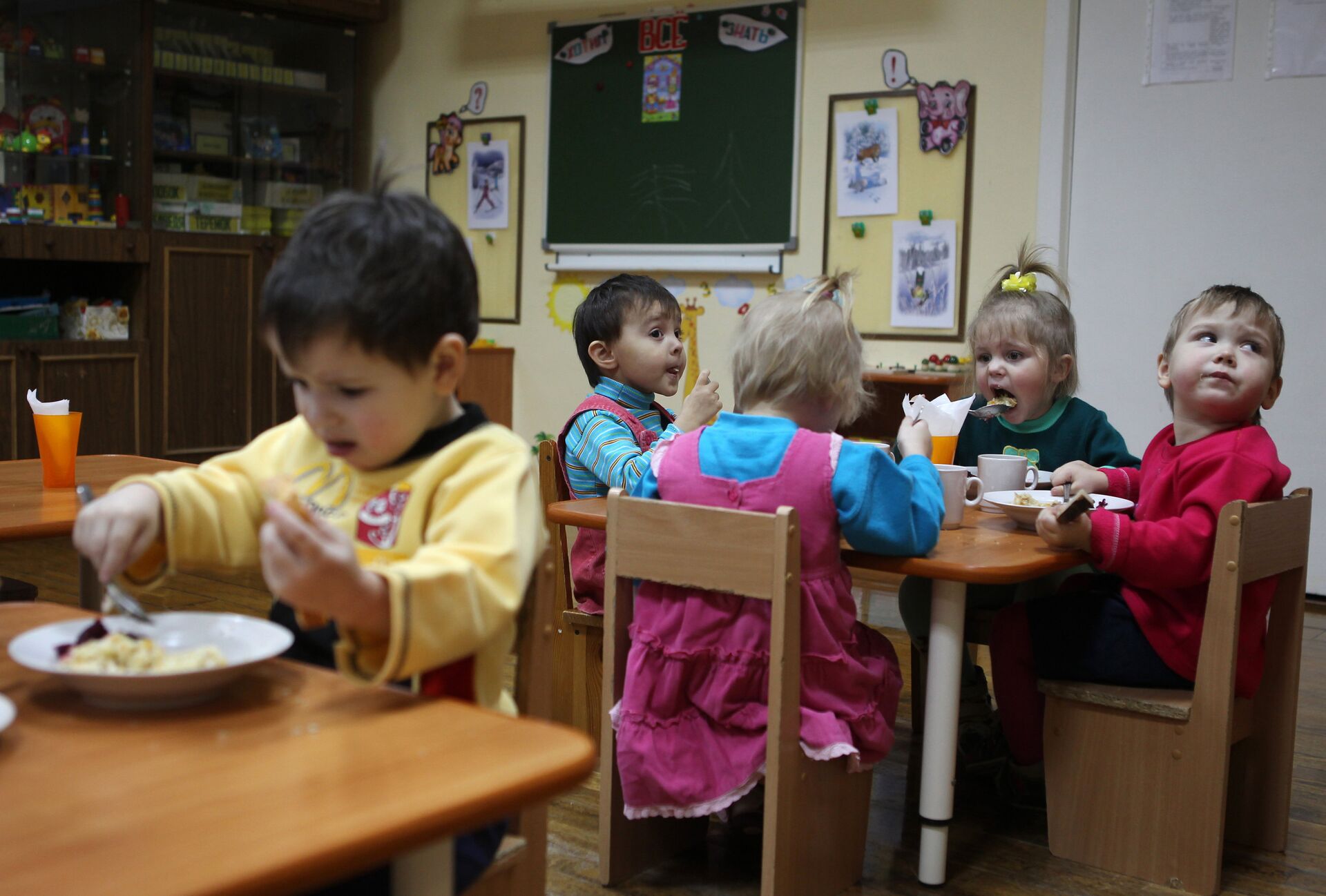 Архивное фото детей за обедом в детсаду - Sputnik Казахстан, 1920, 31.12.2023