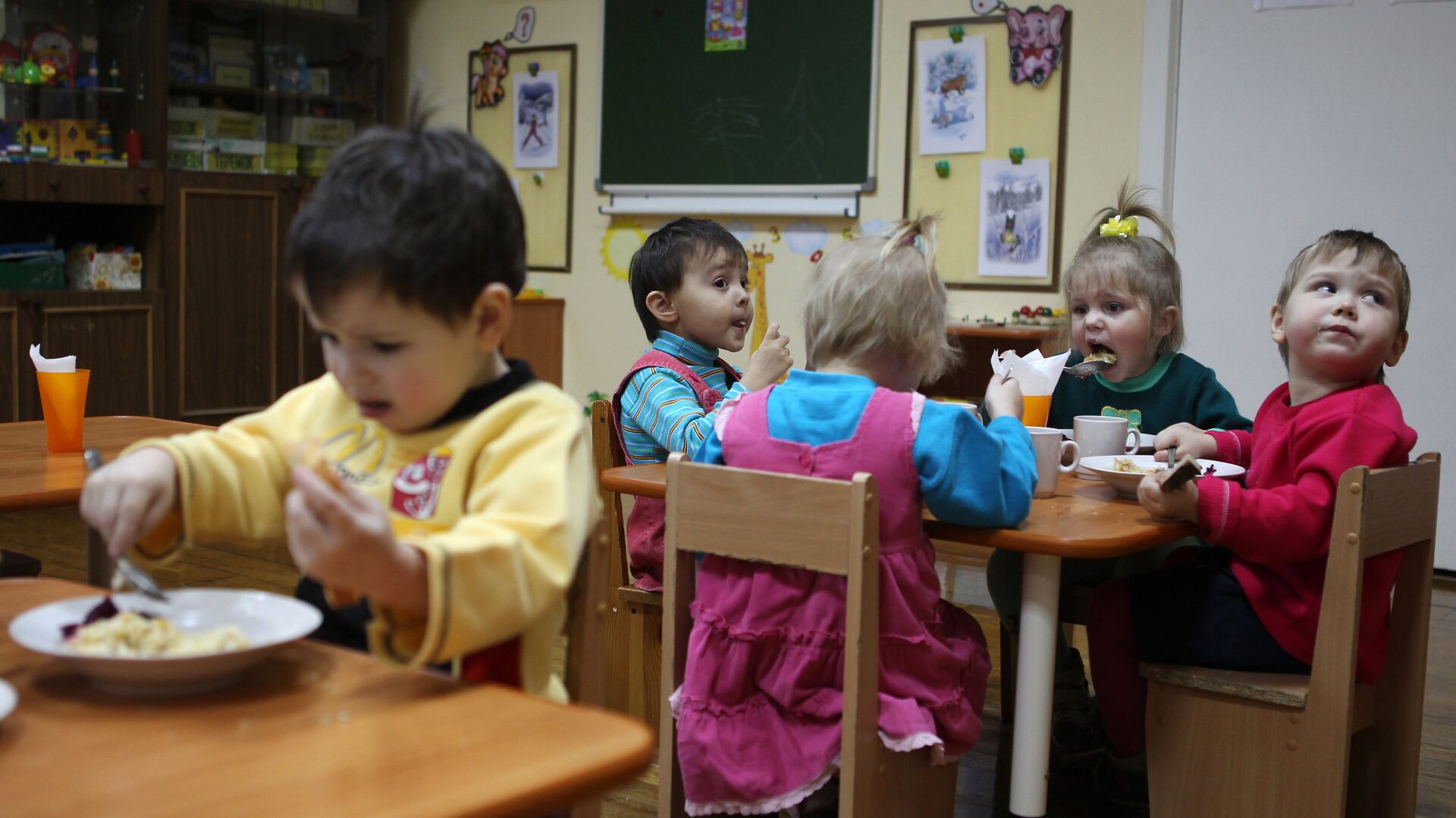 Архивное фото детей за обедом в детсаду - Sputnik Казахстан, 1920, 01.08.2022