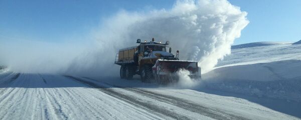 Уборка снега на загородной трассе - Sputnik Казахстан