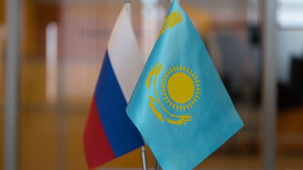 Архивное фото флагов России и Казахстана - Sputnik Казахстан