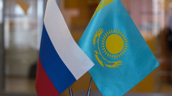Архивное фото флагов России и Казахстана - Sputnik Қазақстан