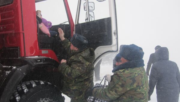 В Северо-Казахстанской области за сутки из снежных заносов эвакуировано 196 автомобилей - Sputnik Казахстан