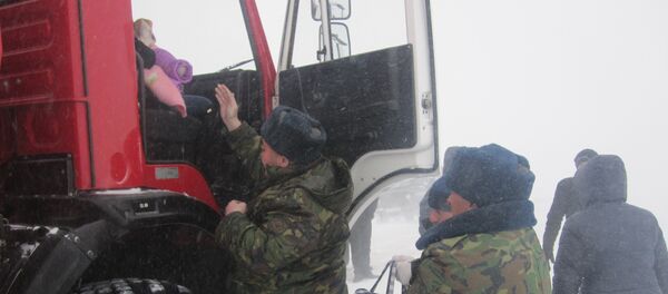 В Северо-Казахстанской области за сутки из снежных заносов эвакуировано 196 автомобилей - Sputnik Казахстан