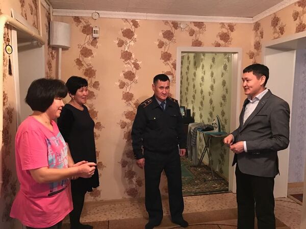 Павлодарским полицейским вручили по 5 миллионов тенге Павлодарским полицейским вручили по 5 миллионов тенге - Sputnik Казахстан