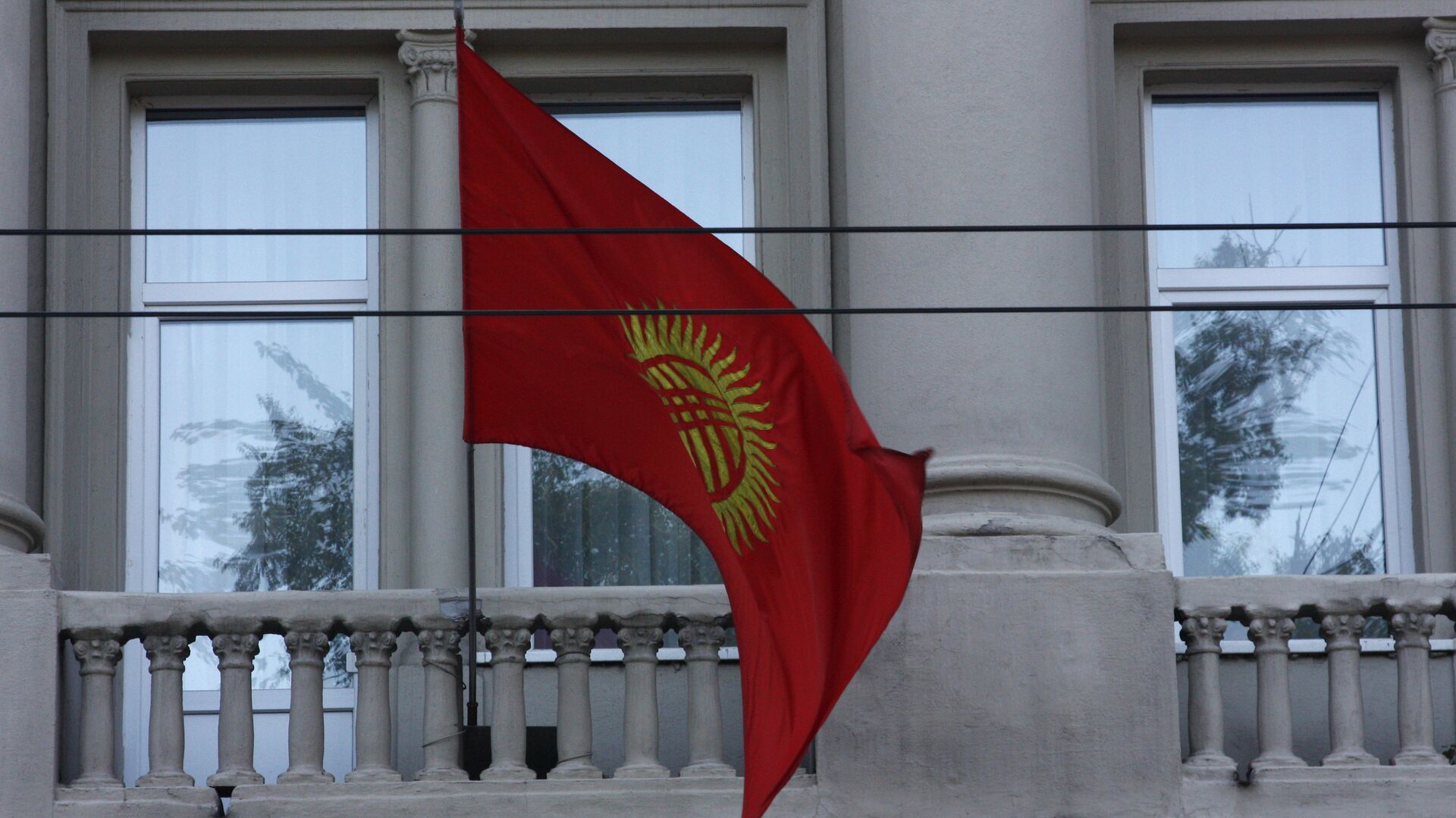 Архивное фото флага Кыргызстана на административном здании - Sputnik Казахстан, 1920, 30.11.2021