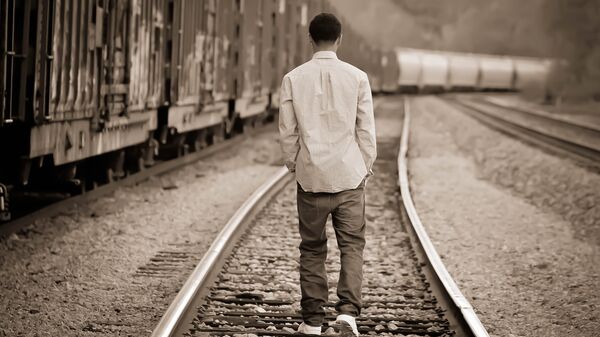 Мужчина шагает по железнодорожным путям - Sputnik Қазақстан