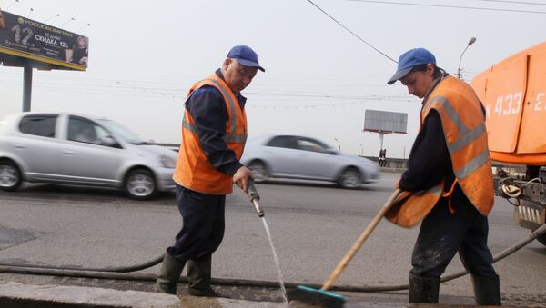 Архивное фото работников дорожного хозяйства, моющих бордюр на мосту - Sputnik Казахстан