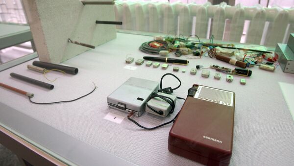 Архивное фото шпионского оборудования для прослушки на выставке в Германии - Sputnik Казахстан