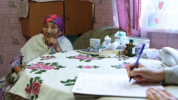 Архивное фото сотрудника службы переписи населения Архивное фото сотрудника службы переписи населения - Sputnik Казахстан