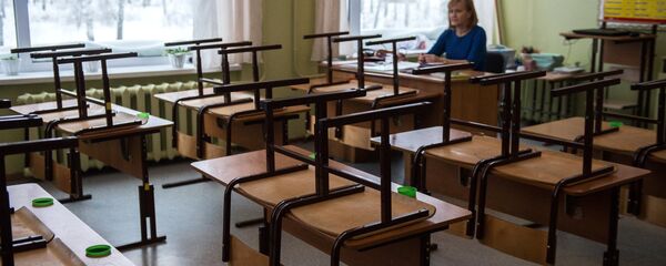 Архивное фото школьного учителя в классе - Sputnik Казахстан
