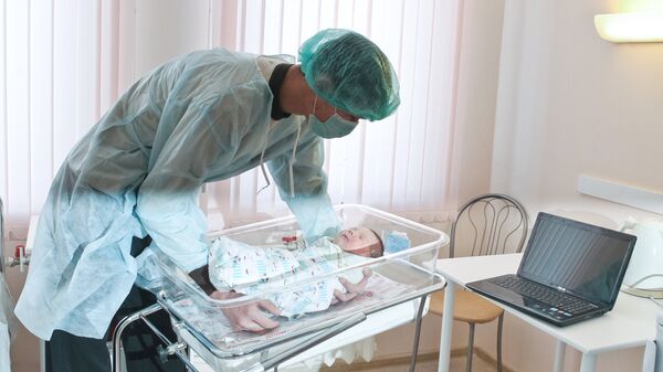Архивное фото отца новорожденного в роддоме - Sputnik Казахстан