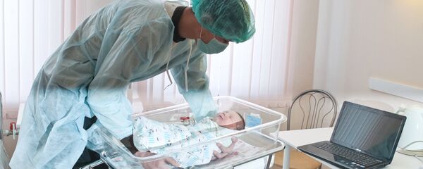 Архивное фото отца новорожденного в роддоме Архивное фото отца новорожденного в роддоме - Sputnik Казахстан