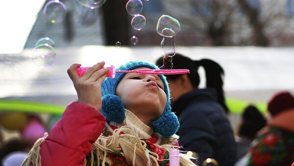 Девочка надувает мыльные пузыри - Sputnik Казахстан